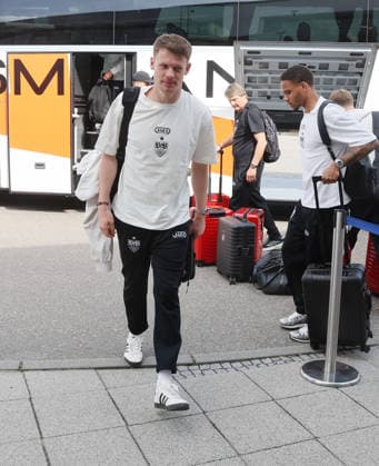 Stuttgart , Football departure VfB Stuttgart to the DFB Cup final in Berlin , Alexander Nübel