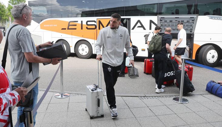 Stuttgart , Football departure VfB Stuttgart to the DFB Cup final in Berlin , Jeff Chabot