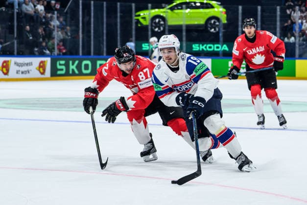 260521 Sidney Crosby of Canada and Havard ostrem Salsten of Norway during the 2026 IIHF Ice Hockey World Championship between Canada and Norway on May 21, 2026 in Fribourg Photo Jesper Zerman BILDBYRAN kod JZ JZ0724 ishockey ice hockey ishockey vm 2026 vm 2026 iihf world championship kanada canada norge norway canada kanada bbeng norge norway  Copyright: JESPERxZERMAN BB260521JZ075