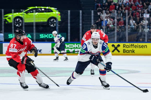 260521 Sidney Crosby of Canada and Havard ostrem Salsten of Norway during the 2026 IIHF Ice Hockey World Championship between Canada and Norway on May 21, 2026 in Fribourg Photo Jesper Zerman BILDBYRAN kod JZ JZ0724 ishockey ice hockey ishockey vm 2026 vm 2026 iihf world championship kanada canada norge norway canada kanada bbeng norge norway  Copyright: JESPERxZERMAN BB260521JZ076