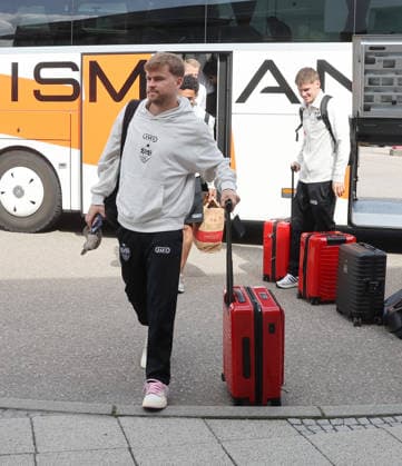 Stuttgart , Football departure VfB Stuttgart to the DFB Cup final in Berlin , Maximilian Mittelstädt