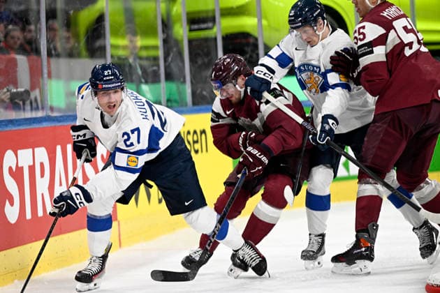 LKS 20260521 Janne Kuokkanen (left) and Patrik Puistola of Finland and Kristofers Bindulis (2nd left) and Roberts Mamcics of Latvia in action during the 2026 IIHF Ice hockey, Eishockey World Championships preliminary round group A match between Latvia and Finland in Zurich on May 21, 2026. - RONI REKOMAA Zürich Switzerland QQK1ONyxUP0  Copyright: xRonixRekomaax QQK1ONyxUP0