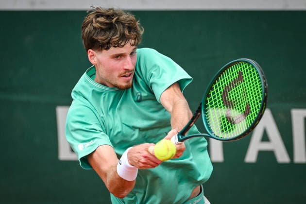May 21, 2026, Paris, France, France: TOBY SAMUEL of Great Britain in action against G. Bueno (of Peru during the fourth qualifying day of the ATP, Tennis Herren French Open 2026 at Roland-Garros Stadium in Paris, France. Samuel won 5:7, 6:1, 6:3. Tennis 2026: ATP French Open: SAMUEL 5:7 6:1 6:3 BUENO  - ZUMAm308 20260521_zsp_m308_037 Copyright: xMatthieuxMirvillex