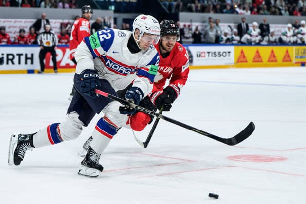 260521 Martin Ronnild of Norway and Robert Thomas of Canada during the 2026 IIHF Ice Hockey World Championship between Canada and Norway on May 21, 2026 in Fribourg Photo Jesper Zerman BILDBYRAN kod JZ JZ0724 ishockey ice hockey ishockey vm 2026 vm 2026 iihf world championship kanada canada norge norway canada kanada bbeng norge norway  Copyright: JESPERxZERMAN BB260521JZ084