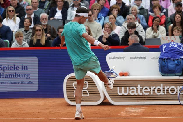 2026 05 21, xFSx, Bitpanda Open Hamburg ATP500, quarterfinals, mens tennis tournament in Hamburg , Am Rothembaum in Hamburg , Daniel Altmaier GER kicks away the tennis racket Copyright: HMBxMedia FernandoxSoares