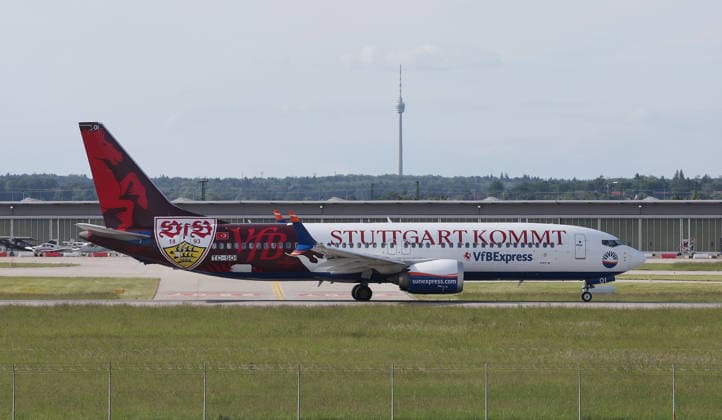 Stuttgart , Fußball Abflug VfB Stuttgart zum DFB Pokal Finale nach Berlin , SunExpress Flieger Flugzeug mit Stuttgart Kommt Bemalung , Boeing 737 MAX 8 , Registration TC-SOI , SunExpress (VfB Stuttgart Livery) , VfB-Flieger *** Stuttgart , Football departure VfB Stuttgart to the DFB Cup final in Berlin , SunExpress aircraft with Stuttgart livery , Boeing 737 MAX 8 , Registration TC SOI , SunExpress VfB Stuttgart Livery , VfB aircraft