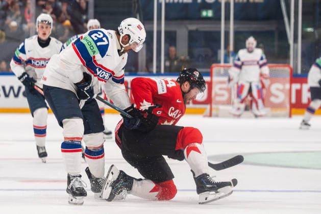 FRIBOURG, FRIBOURG - MAY 21: Andreas Martinsen of Norway battles with Morgan Rielly of Canada during the 2026 IIHF World Championship, WM, Weltmeisterschaft Preliminary Round Group B match between Canada and Norway at BCF Arena on May 21, 2026 in Fribourg, Fribourg, Switzerland. Copyright: xLivioxBaeriswylx xSPPx Sportspressphoto_SPR151130