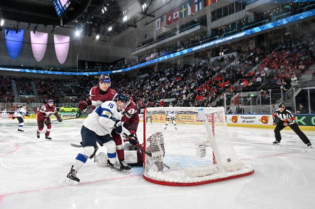 ZURICH, SWITZERLAND MAY 21 Anton Lundell of Finland scores a goal against goalkeeper Mareks Mitens of Latvia during the 2026 IIHF Ice Hockey World Championship Switzerland game between Latvia and Finland at Swiss Life Arena on May 21, 2026 in Zurich, Zurich Zurich Swiss Life Arena Zurich Switzerland Copyright: xJustPictures.ch AndreaxBrancax jp-en-EuSpIm-JP7_ANB_Lat_Fin_21052026_9270