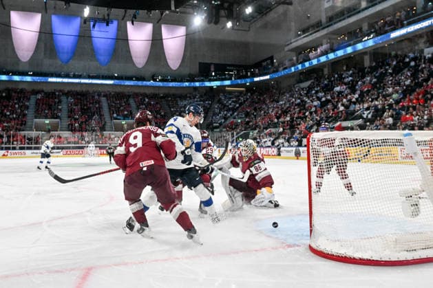 ZURICH, SWITZERLAND MAY 21 Aatu Raty of Finland scores a goal against goalkeeper Gustavs Grigals of Latvia during the 2026 IIHF Ice Hockey World Championship Switzerland game between Latvia and Finland at Swiss Life Arena on May 21, 2026 in Zurich, Zurich Zurich Swiss Life Arena Zurich Switzerland Copyright: xJustPictures.ch AndreaxBrancax jp-en-EuSpIm-JP7_ANB_Lat_Fin_21052026_9394