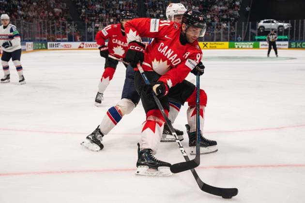 FRIBOURG, FRIBOURG - MAY 21: Havard Ostrem Salsten of Norway battles with John Tavares of Canada during the 2026 IIHF World Championship, WM, Weltmeisterschaft Preliminary Round Group B match between Canada and Norway at BCF Arena on May 21, 2026 in Fribourg, Fribourg, Switzerland. Copyright: xLivioxBaeriswylx xSPPx Sportspressphoto_SPR151134