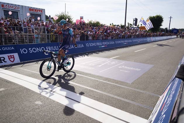 BelgiumÕs Alec Segaert of Bahrain Victorious winner of the stage on the finish line during Stage 12 of the Giro dÕItalia, from Imperia to Novi Ligure, Italy, Thursday, May 21, 2026.  Copyright: xMassimoxPaolonex xLaPressex
