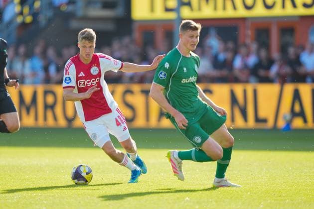 VOLENDAM , 21-05-2026 , Kras Stadium, season 2025 2026 , Play-offs for European football , Dutch Eredivisie Football . Match between Ajax and FC Groningen , picture shows Ajax player Sean Steur and FC Groningen player Dies Janse Ajax - Groningen (play off)  x203865210x Copyright: