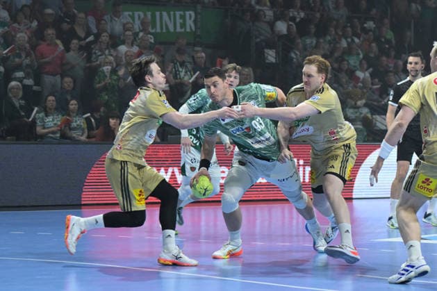 21 05 2026, xlakx, Handball Daikin HBL, Fuechse Berlin TSV Hannover Burgdorf v l Leif Tissier TSV Hannover Burgdorf , Mijajlo Marsenic Fuechse Berlin , Lukas Stutzke TSV Hannover Burgdorf duel, fight, tackle Berlin Daniel Lakomski