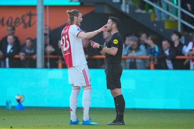 VOLENDAM , 21-05-2026 , Kras Stadium, season 2025 2026 , Play-offs for European football , Dutch Eredivisie Football . Match between Ajax and FC Groningen , picture shows Ajax player Wout Weghorst and Referee Marc Nagtegaal Ajax - Groningen (play off)  x203865374x Copyright: