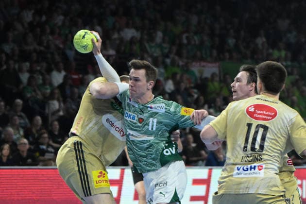 21 05 2026, xlakx, Handball Daikin HBL, Fuechse Berlin TSV Hannover Burgdorf v l Justus Fischer TSV Hannover Burgdorf , Lasse Andersson Fuechse Berlin duel, fight, tackle Berlin Daniel Lakomski