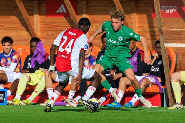 2026-05-21 AFC Ajax v FC Groningen - Dutch Eredivisie Play-Offs VOLENDAM, NETHERLANDS - MAY 21: Jorg Schreuders of FC Groningen, Jorthy Mokio of Ajax during the Dutch Eredivisie Play-Offs match between AFC Ajax and FC Groningen at Kras Stadion on May 21, 2026 in Volendam, Netherlands. Volendam Kras Stadion Netherlands Content not available for redistribution in The Netherlands directly or indirectly through any third parties. Copyright: xMarcelxvanxPlateringenx