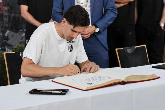 Igor Matanovic SC Freiburg, 31 signing the golden book city of Freiburg , Germany, football, reception city of Freiburg, festive program, SC Freiburg, 21 05 2026, Freiburg im Breisgau Neuen Messe Germany Copyright: xGrantxHubbsx