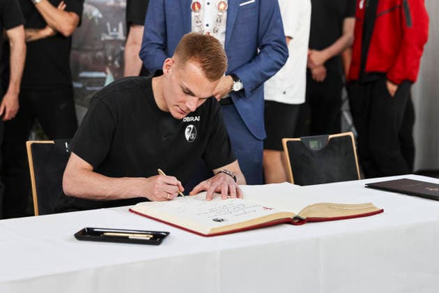 Philipp Lienhart SC Freiburg, 03 signing the golden book city of Freiburg , Germany, football, reception city of Freiburg, festive program, SC Freiburg, 21 05 2026, Freiburg im Breisgau Neuen Messe Germany Copyright: xGrantxHubbsx