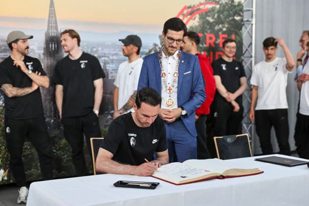 Nicolas Höfler, Hofler SC Freiburg, 27 signing the golden book city of Freiburg , Germany, football, reception city of Freiburg, festive program, SC Freiburg, 21 05 2026, Freiburg im Breisgau Neuen Messe Germany Copyright: xGrantxHubbsx