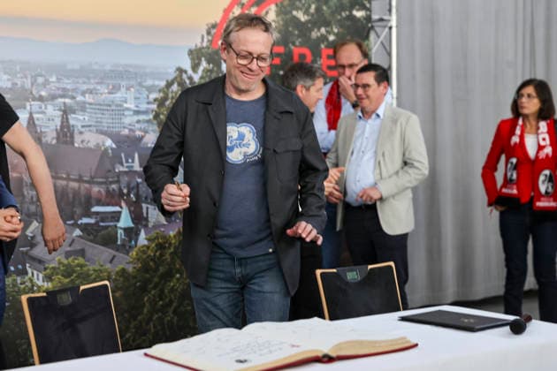 Klemens Hartenbach SC Freiburg, sports director signing the golden book city of Freiburg , Germany, football, reception city of Freiburg, festive program, SC Freiburg, 21 05 2026, Freiburg im Breisgau Neuen Messe Germany Copyright: xGrantxHubbsx