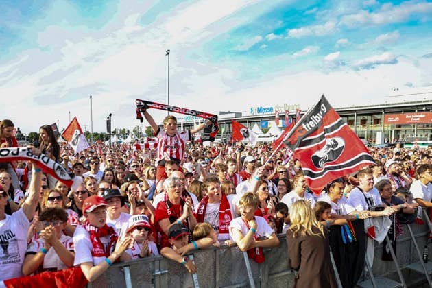 Fans in front of the stage, Germany, Football, Reception City of Freiburg, Fest Program, SC Freiburg, 21 05 2026, Freiburg im Breisgau New Trade Fair Germany Copyright: xGrantxHubbsx