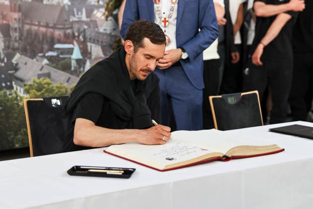 Julian Schuster SC Freiburg, coach signing the golden book of the city of Freiburg , Germany, football, reception city of Freiburg, festive program, SC Freiburg, 21 05 2026, Freiburg im Breisgau Neuen Messe Germany Copyright: xGrantxHubbsx