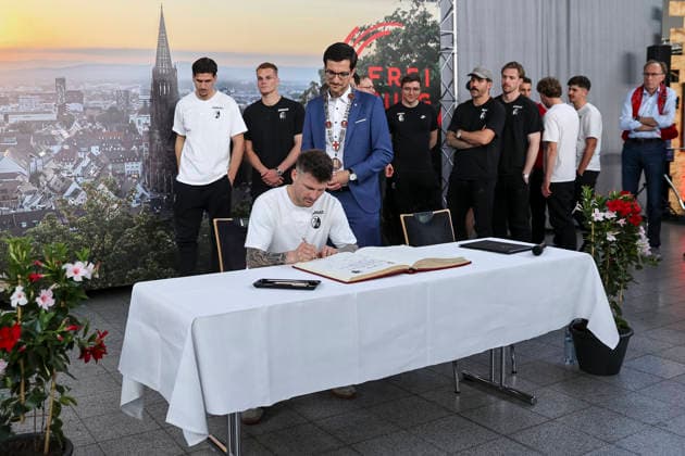 Lukas Kübler, Kubler SC Freiburg, 17 signing the golden book city of Freiburg , Germany, football, reception city of Freiburg, festive program, SC Freiburg, 21 05 2026, Freiburg im Breisgau Neuen Messe Germany Copyright: xGrantxHubbsx