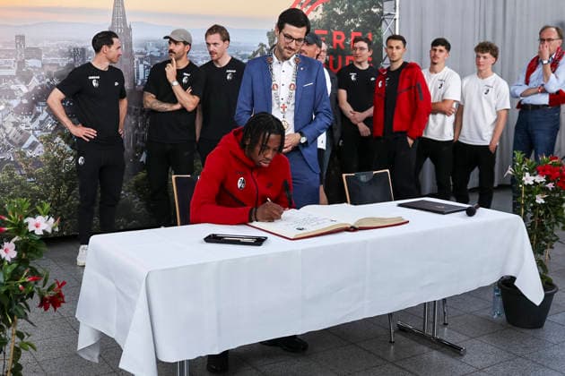 Johan Manzambi SC Freiburg, 44 signing the golden book of the city of Freiburg , Germany, football, reception city of Freiburg, festive program, SC Freiburg, 21 05 2026, Freiburg im Breisgau Neuen Messe Germany Copyright: xGrantxHubbsx