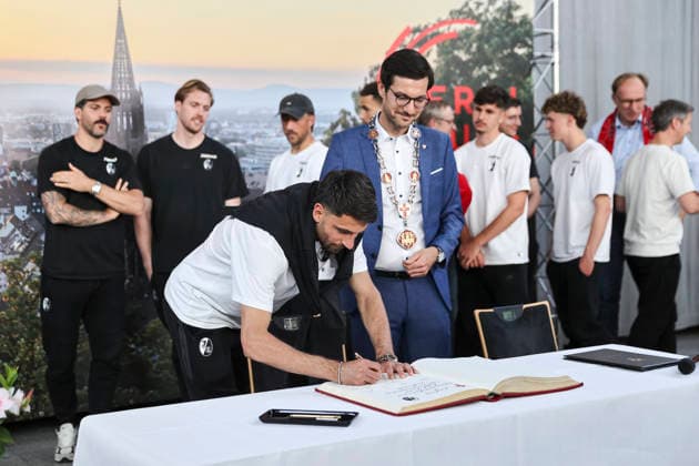 Vincenzo Grifo SC Freiburg, 32 signing the golden book of the city of Freiburg , Germany, football, reception city of Freiburg, festive program, SC Freiburg, 21 05 2026, Freiburg im Breisgau Neuen Messe Germany Copyright: xGrantxHubbsx