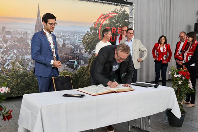 Klemens Hartenbach SC Freiburg, sports director signing the golden book city of Freiburg , Germany, football, reception city of Freiburg, festive program, SC Freiburg, 21 05 2026, Freiburg im Breisgau Neuen Messe Germany Copyright: xGrantxHubbsx