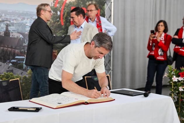 Jochen Saier SC Freiburg, board of directors signing the golden book of the city of Freiburg , Germany, football, reception city of Freiburg, festive program, SC Freiburg, 21 05 2026, Freiburg im Breisgau Neuen Messe Germany Copyright: xGrantxHubbsx