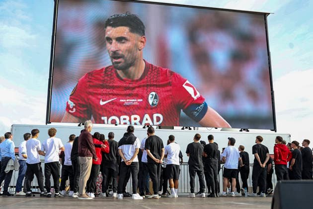 SC Freiburg watches the match on the big screen , Germany, Football, Reception City of Freiburg, Fest Program, SC Freiburg, 21 05 2026, Freiburg im Breisgau New Trade Fair Germany Copyright: xGrantxHubbsx