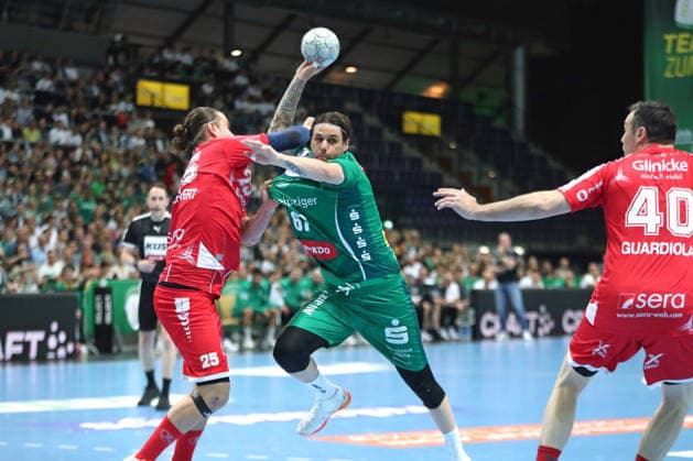 Handball DAIKIN HBL, SC DHfK Leipzig MT Melsungen 21 05 2026 Dean Bombac 67, SC DHfK Leipzig is attacked by Olle Forsell Schefvert 25, MT Melsungen Handball, DAIKIN HBL, 1 Bundesliga, Season 2025 2026, 32 Matchday SC DHfK Leipzig vs MT Melsungen on 21 05 2026 at Quarterback Immobilien Arena Leipzig Copyright: xBEAUTIFULxSPORTS JanxKaeferx