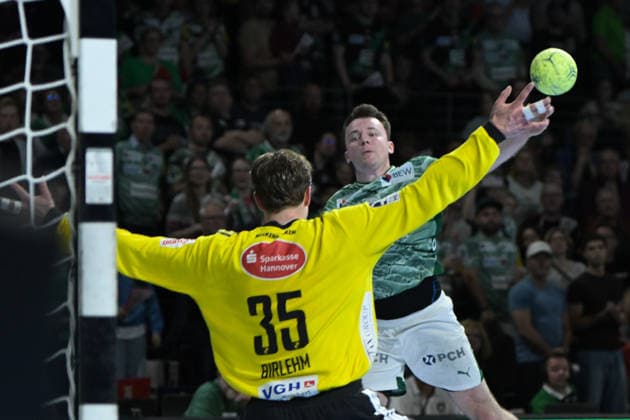 21 05 2026, xlakx, Handball Daikin HBL, Fuechse Berlin TSV Hannover Burgdorf f l Joel Birlehm TSV Hannover Burgdorf , Hakun West Av Teigum Fuechse Berlin goes for a jump shot Berlin Daniel Lakomski