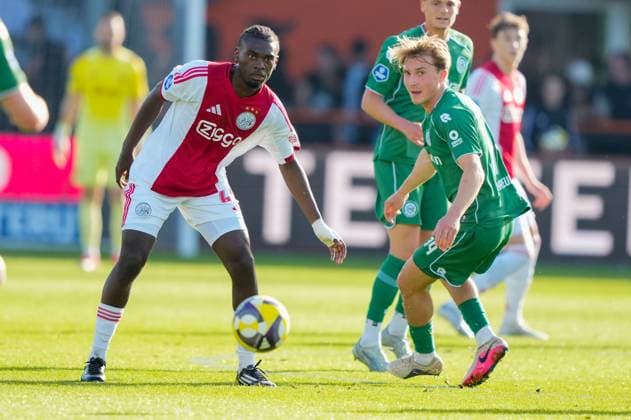 VOLENDAM , 21-05-2026 , Kras Stadium, season 2025 2026 , Play-offs for European football , Dutch Eredivisie Football . Match between Ajax and FC Groningen , picture shows Ajax player Jorthy Mokio and FC Groningen player Jorg Schreuders Ajax - Groningen (play off)  x203865547x Copyright: