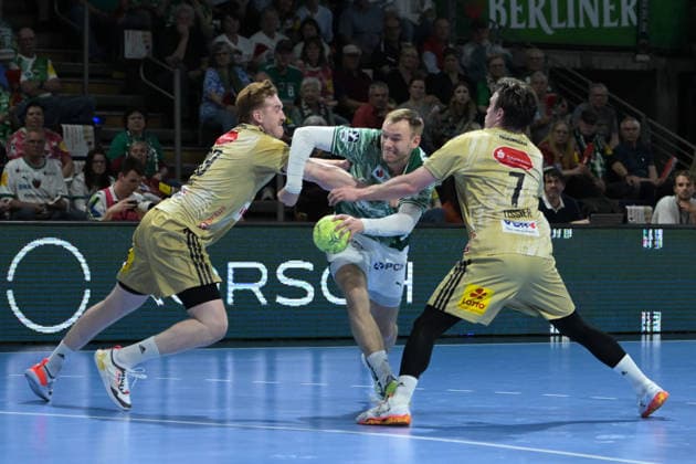 21 05 2026, xlakx, Handball Daikin HBL, Fuechse Berlin TSV Hannover Burgdorf v l Lukas Stutzke TSV Hannover Burgdorf , Mathias Gidsel Fuechse Berlin , Leif Tissier TSV Hannover Burgdorf Zweikampf, Duell, Kampf, tackle Berlin Daniel Lakomski
