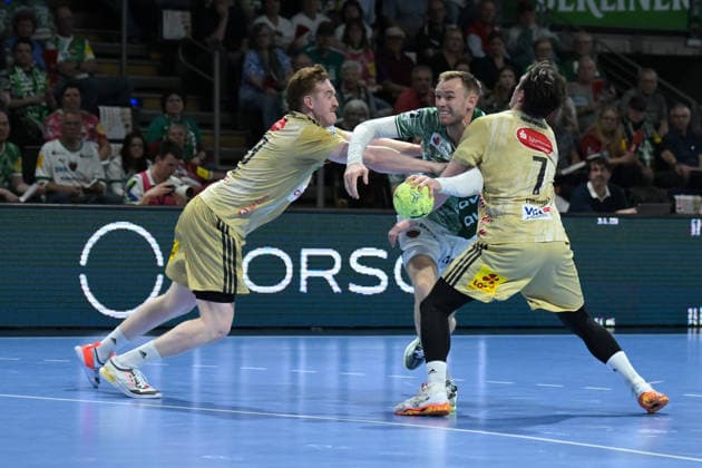 21 05 2026, xlakx, Handball Daikin HBL, Fuechse Berlin TSV Hannover Burgdorf v l Lukas Stutzke TSV Hannover Burgdorf , Mathias Gidsel Fuechse Berlin , Leif Tissier TSV Hannover Burgdorf Zweikampf, Duell, Kampf, tackle Berlin Daniel Lakomski
