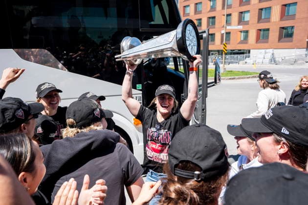 May 21, 2026, Montreal, Pq, Canada: Montreal Victoire s Marie-Philip Poulin hoists the Walter Cup after arriving in Montreal following winning the franchise s first championship on Thursday, May 21, 2026. Canada News - May 21, 2026  - ZUMAc35_ 20260521_zaf_c35_036 Copyright: xChristopherxKatsarovx