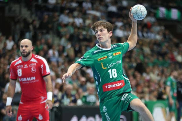 Handball DAIKIN HBL, SC DHfK Leipzig MT Melsungen 21 05 2026 Staffan Peter 18, SC DHfK Leipzig throws a seven-meter handball, DAIKIN HBL, 1 Bundesliga, Saison 2025 2026, 32 Spieltag SC DHfK Leipzig vs MT Melsungen am 21 05 2026 in der Quarterback Immobilien Arena Leipzig Copyright: xBEAUTIFULxSPORTS JanxKaeferx