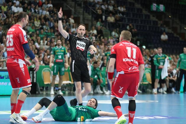 Handball DAIKIN HBL, SC DHfK Leipzig MT Melsungen 21 05 2026 Referee Nico Bärmann indicates a two-minute penalty, time penalty Handball, DAIKIN HBL, 1 Bundesliga, Season 2025 2026, Matchday 32 SC DHfK Leipzig vs MT Melsungen on 21 05 2026 at Quarterback Immobilien Arena Leipzig Copyright: xBEAUTIFULxSPORTS JanxKaeferx