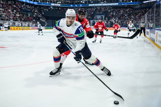 260521 Havard ostrem Salsten of Norway and John Tavares of Canada during the 2026 IIHF Ice Hockey World Championship between Canada and Norway on May 21, 2026 in Fribourg Photo Jesper Zerman BILDBYRAN kod JZ JZ0724 ishockey ice hockey ishockey vm 2026 vm 2026 iihf world championship kanada canada norge norway bbeng  Copyright: JESPERxZERMAN BB260521JZ107