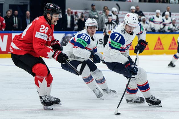 260521 Dylan Cozens of Canada against Patrick Elvsveen and Eskild Bakke Olsen of Norway during the 2026 IIHF Ice Hockey World Championship between Canada and Norway on May 21, 2026 in Fribourg Photo Jesper Zerman BILDBYRAN kod JZ JZ0724 ishockey ice hockey ishockey vm 2026 vm 2026 iihf world championship kanada canada norge norway bbeng  Copyright: JESPERxZERMAN BB260521JZ109