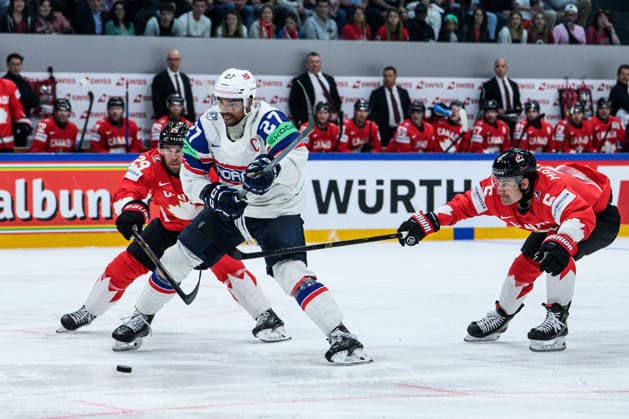 260521 Andreas Martinsen of Norway against Parker Wotherspoon and Denton Mateychuk of Canada during the 2026 IIHF Ice Hockey World Championship between Canada and Norway on May 21, 2026 in Fribourg Photo Jesper Zerman BILDBYRAN kod JZ JZ0724 ishockey ice hockey ishockey vm 2026 vm 2026 iihf world championship kanada canada norge norway bbeng  Copyright: JESPERxZERMAN BB260521JZ129
