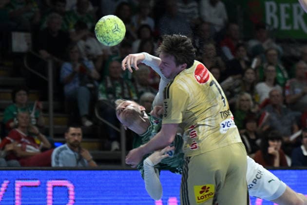 21 05 2026, xlakx, Handball Daikin HBL, Fuechse Berlin TSV Hannover Burgdorf v l Mathias Gidsel Fuechse Berlin , Leif Tissier TSV Hannover Burgdorf duel, duel, fight, tackle Berlin Daniel Lakomski