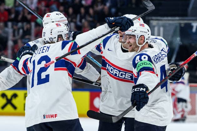 260521 Christian Kasastul of Norway r celebrates with teammates after scoring 4 4 during the 2026 IIHF Ice Hockey World Championship between Canada and Norway on May 21, 2026 in Fribourg Photo Jesper Zerman BILDBYRAN kod JZ JZ0724 ishockey ice hockey ishockey vm 2026 vm 2026 iihf world championship kanada canada norge norway bbeng jubel  Copyright: JESPERxZERMAN BB260521JZ131