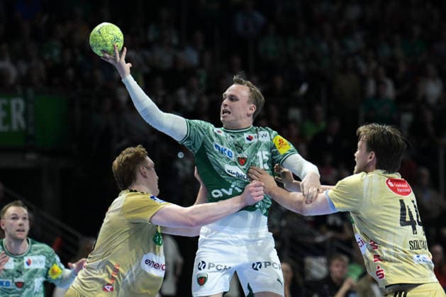 21 05 2026, xlakx, Handball Daikin HBL, Fuechse Berlin TSV Hannover Burgdorf v l Lukas Stutzke TSV Hannover Burgdorf , Tobias Grondahl Fuechse Berlin , Thomas Alfred Solstad TSV Hannover Burgdorf duel, duel, fight, tackle Berlin Daniel Lakomski