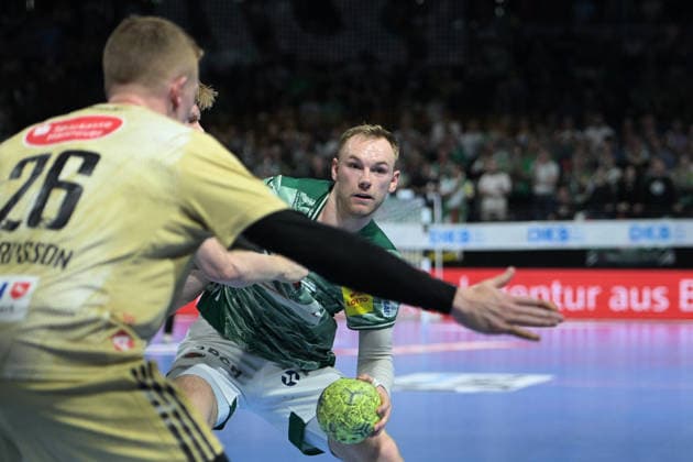 21 05 2026, xlakx, Handball Daikin HBL, Fuechse Berlin TSV Hannover Burgdorf v l Jonathan Edvardsson TSV Hannover Burgdorf , Mathias Gidsel Fuechse Berlin , duel, duel, fight, tackle Berlin Daniel Lakomski