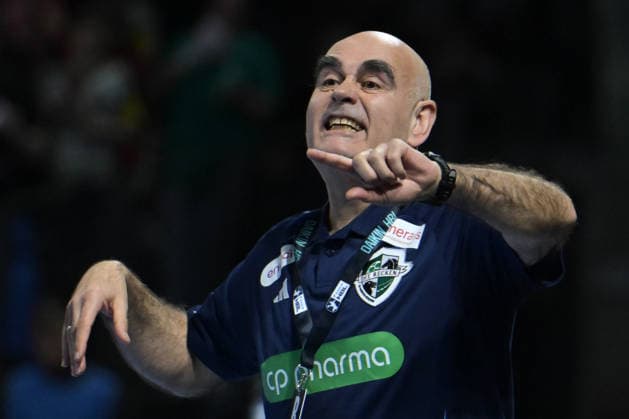 21 05 2026, xlakx, Handball Daikin HBL, Fuechse Berlin TSV Hannover Burgdorf v l Juan Carlos Pastor TSV Hannover Burgdorf coach gives instructions, gestures with his arms, gesticulates, gives instructions Berlin Daniel Lakomski