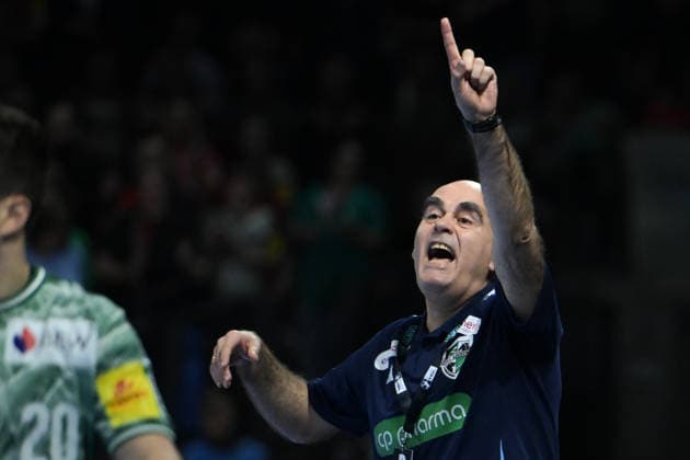 21 05 2026, xlakx, Handball Daikin HBL, Fuechse Berlin TSV Hannover Burgdorf v l Juan Carlos Pastor TSV Hannover Burgdorf coach gives instructions, gestures with his arms, gesticulates, gives instructions Berlin Daniel Lakomski