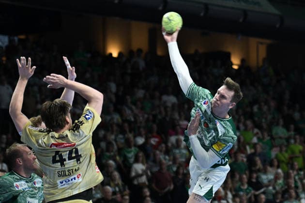 21 05 2026, xlakx, Handball Daikin HBL, Fuechse Berlin TSV Hannover Burgdorf v l Thomas Alfred Solstad TSV Hannover Burgdorf , Lasse Andersson Fuechse Berlin goes for the jump shot Berlin Daniel Lakomski